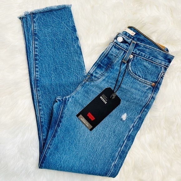 Levi’s Premium Wedgie Fit Ankle Jeans - Picture 3 of 12
